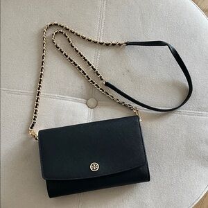 LIKE NEW Tory Burch Black Crossbody Bag with Gold Chain, Evening wear